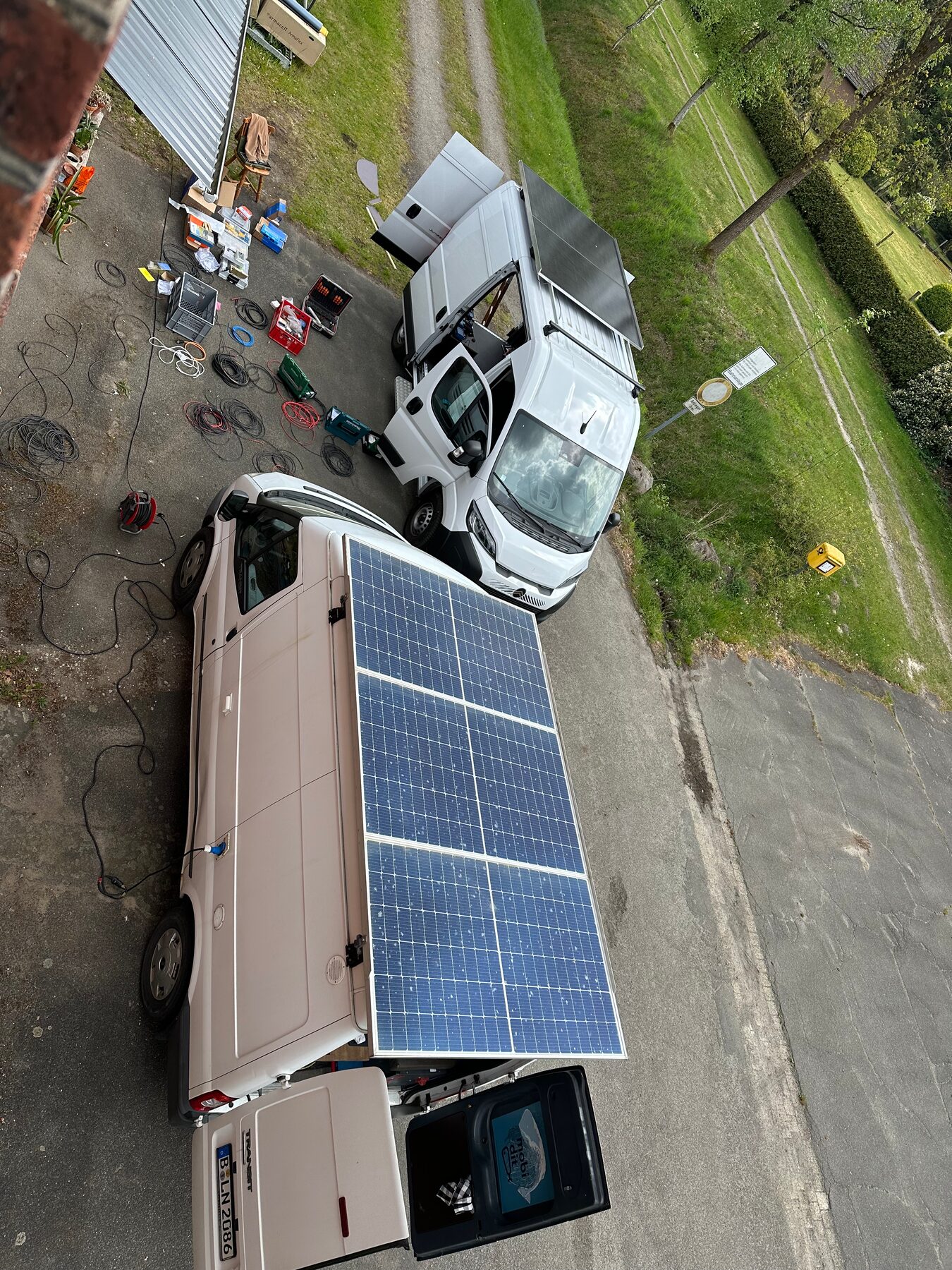 Les panneaux solaires sur le toit du camion